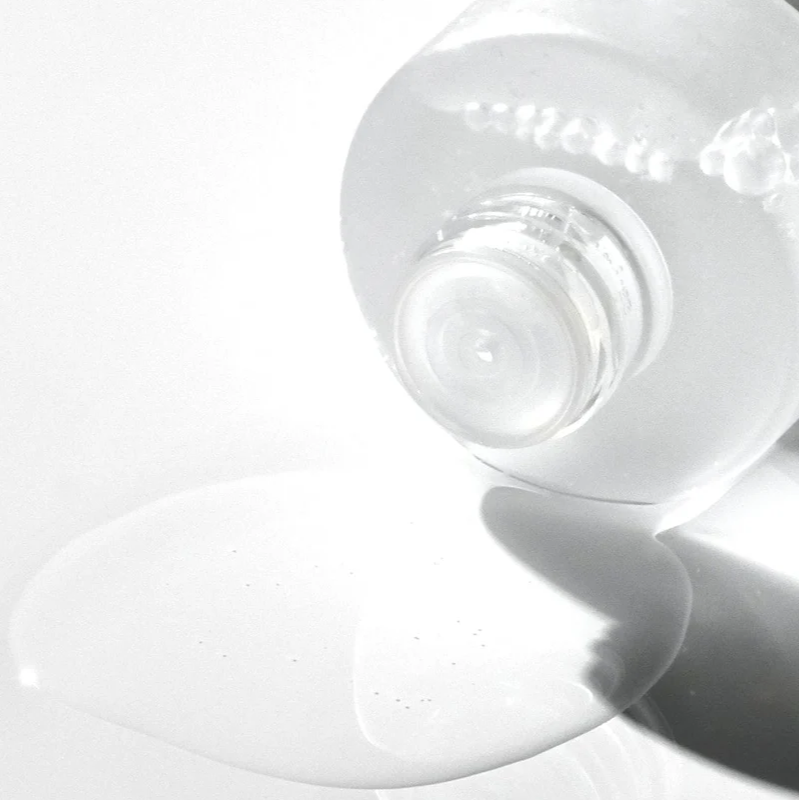 Anua Heartleaf Soothing Toner 250ml bottle with spilled toner, highlighting its calming, hydrating properties.